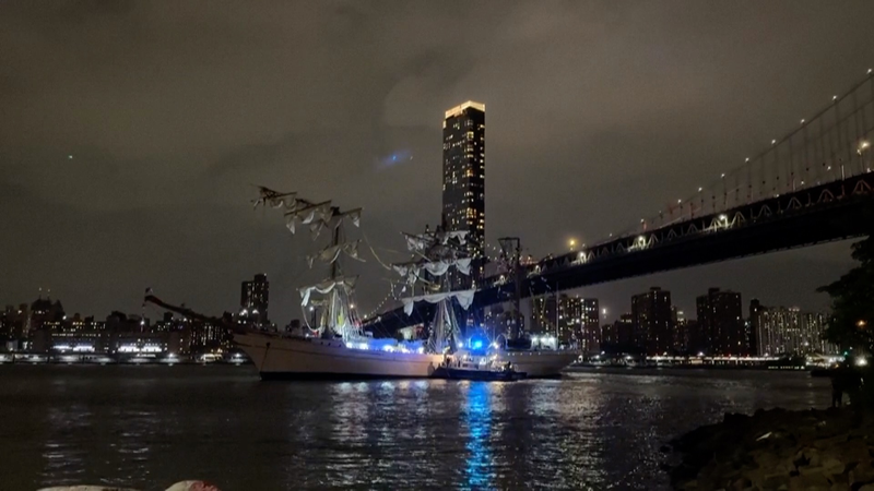 Mexican_Navy_Ship_Collides_with_Brooklyn_Bridge__Injuring_Crew video poster
