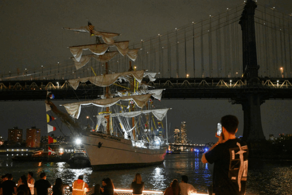 Mexican Navy Tall Ship Crashes into Brooklyn Bridge, 2 Dead Mexican_Navy_Tall_Ship_Crashes_into_Brooklyn_Bridge__2_Dead