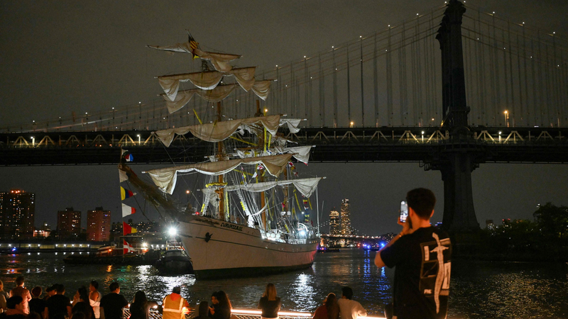 Mexican_Navy_Tall_Ship_Crashes_into_Brooklyn_Bridge__2_Dead