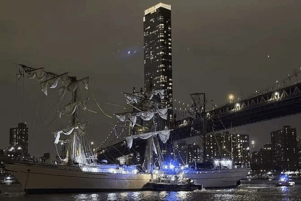 Mexican Navy Training Vessel Collides with Brooklyn Bridge Mexican_Navy_Training_Vessel_Collides_with_Brooklyn_Bridge video poster