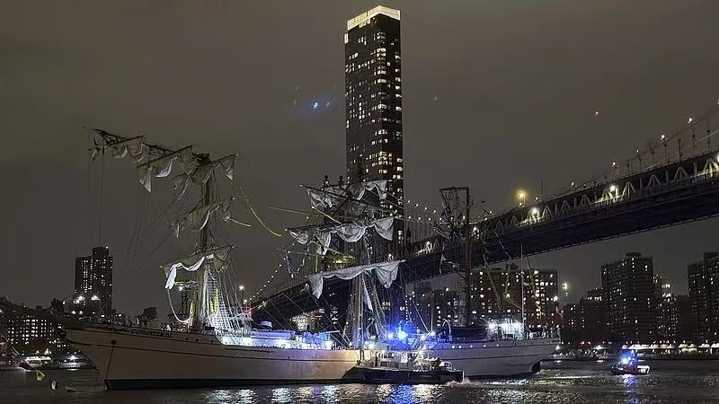 Mexican_Navy_Training_Vessel_Collides_with_Brooklyn_Bridge_poster - My Global News: Voices of a New Era Mexican_Navy_Training_Vessel_Collides_with_Brooklyn_Bridge video poster