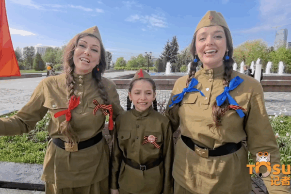 Moscow Family Spanning Three Generations Sings ‘Katyusha’ for 80th Victory Anniversary Moscow_Family_Spanning_Three_Generations_Sings__Katyusha__for_80th_Victory_Anniversary video poster