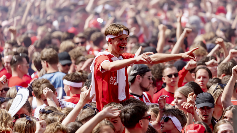 PSV Eindhoven clinches dramatic 26th Eredivisie title PSV_Eindhoven_clinches_dramatic_26th_Eredivisie_title