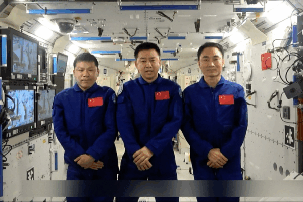 Shenzhou-20 Crew Celebrates Children’s Day from Space Shenzhou_20_Crew_Celebrates_Children_s_Day_from_Space video poster