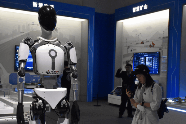 Sichuan Robots Tina and T1pro Wow at Beijing’s National Museum Sichuan_Robots_Tina_and_T1pro_Wow_at_Beijing_s_National_Museum