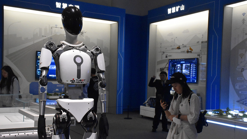 Sichuan_Robots_Tina_and_T1pro_Wow_at_Beijing_s_National_Museum