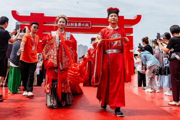 Song-Style Bridal Parade Revives Ancient Wedding Customs in Ninghai Song_Style_Bridal_Parade_Revives_Ancient_Wedding_Customs_in_Ninghai