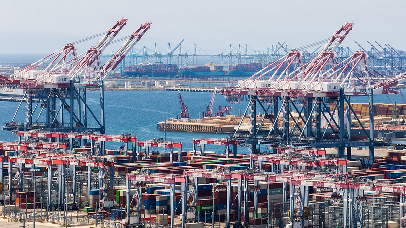 Trump_Tariffs_Cripple_U_S__Ports_as_Cargo_Plummets