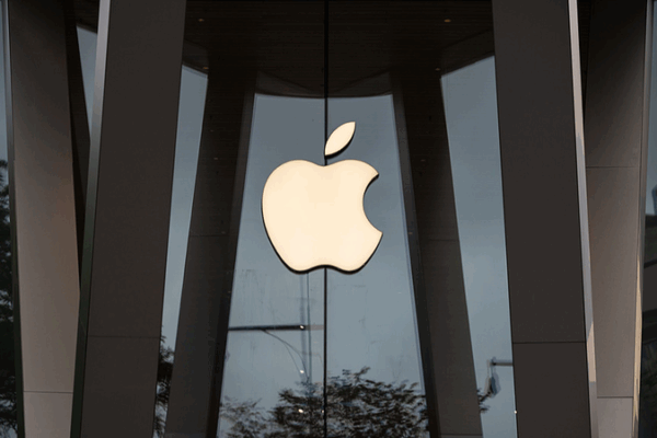 Trump Threatens Smartphone Tariffs, Puts Apple and Samsung Under Pressure Trump_Threatens_Smartphone_Tariffs__Puts_Apple_and_Samsung_Under_Pressure