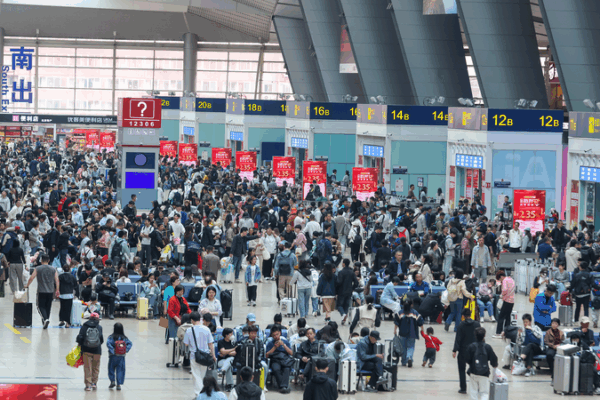 Chinese Mainland’s May Day Holiday Sparks Travel Boom Chinese Mainland’s May Day Holiday Sparks Travel Boom