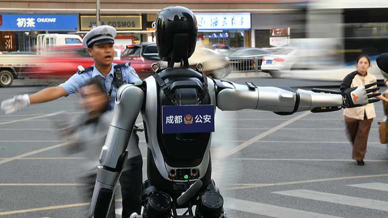 Chengdu Deploys Humanoid Robot Traffic Warden Chengdu_Deploys_Humanoid_Robot_Traffic_Warden