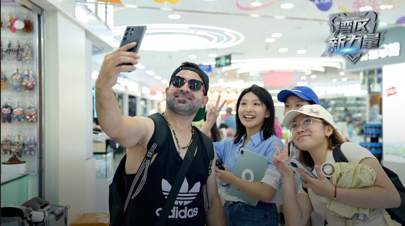 Empty_Suitcases_to_Full_Hauls__Why_Foreigners_Flock_to_Shenzhen video poster