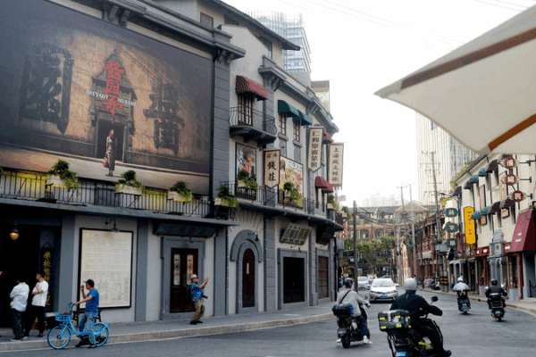 Historic Zhapu Road Draws Movie Fans in Shanghai Historic_Zhapu_Road_Draws_Movie_Fans_in_Shanghai