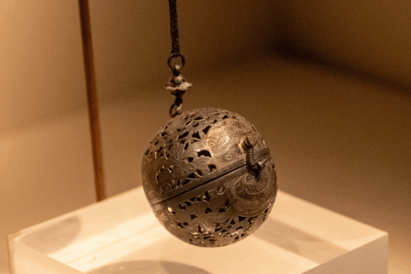 How the Tang Dynasty Used Gilded Censers to Beat the Summer Heat How_the_Tang_Dynasty_Used_Gilded_Censers_to_Beat_the_Summer_Heat