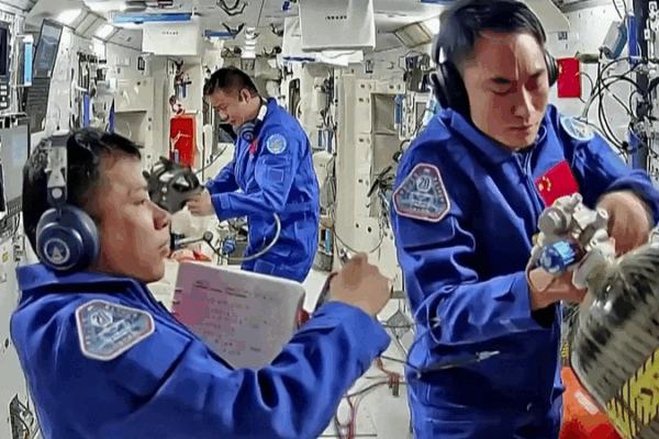 Hungarian Students Connect with Chinese Astronauts in Space Hungarian_Students_Connect_with_Chinese_Astronauts_in_Space