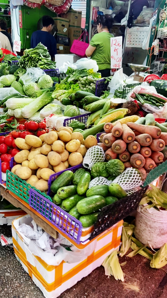 Inside_Hong_Kong_s_Vibrant_Street_Markets video poster