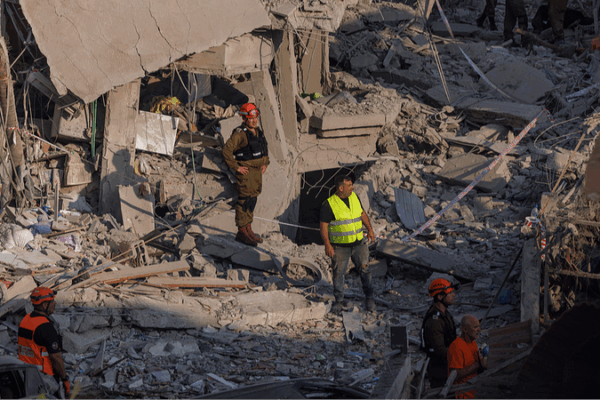 Israel_Iran_Clash_Intensifies_After_Weekend_Missile_Strikes video poster