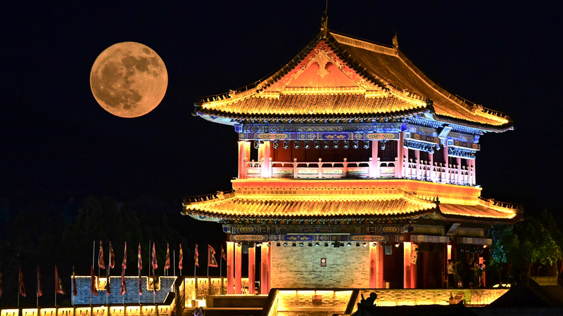 June_s_Rare_Low_Strawberry_Moon_Dazzles_Skywatchers