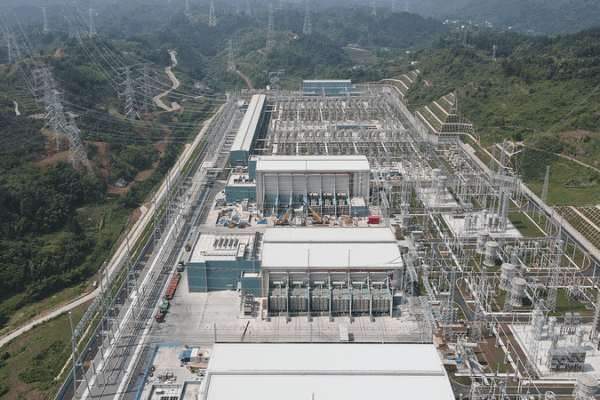 Lightning-Fast Power: Xinjiang to Chongqing UHV Link Ushers in Green Growth Lightning_Fast_Power__Xinjiang_to_Chongqing_UHV_Link_Ushers_in_Green_Growth
