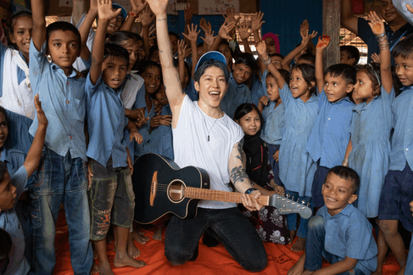 MIYAVI Uses Music to Champion Refugees on World Refugee Day MIYAVI_Uses_Music_to_Champion_Refugees_on_World_Refugee_Day video poster