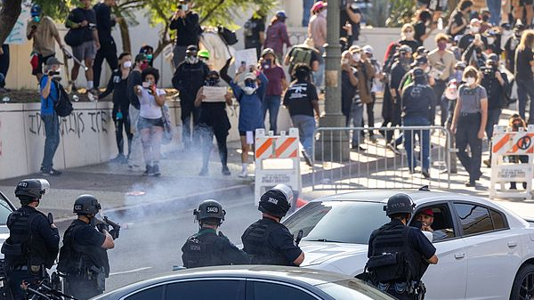 Protesters Clash with National Guard in Downtown LA Protesters_Clash_with_National_Guard_in_Downtown_LA