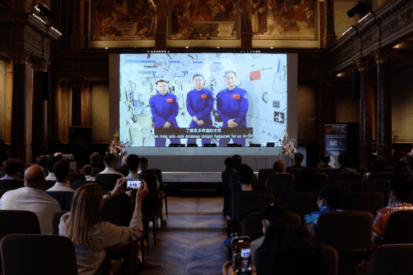 Tiangong Lecture Unites Shenzhou 20 Astronauts and Hungarian Students Tiangong_Lecture_Unites_Shenzhou_20_Astronauts_and_Hungarian_Students video poster