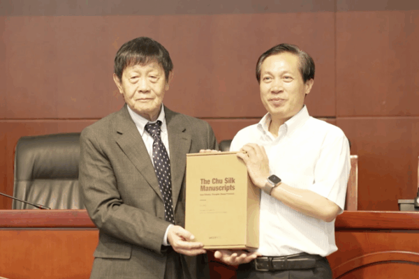 Tracing the Silk Road to the Past: Li Ling’s Quest to Reunite Chu Silk Manuscripts Tracing_the_Silk_Road_to_the_Past__Li_Ling_s_Quest_to_Reunite_Chu_Silk_Manuscripts video poster