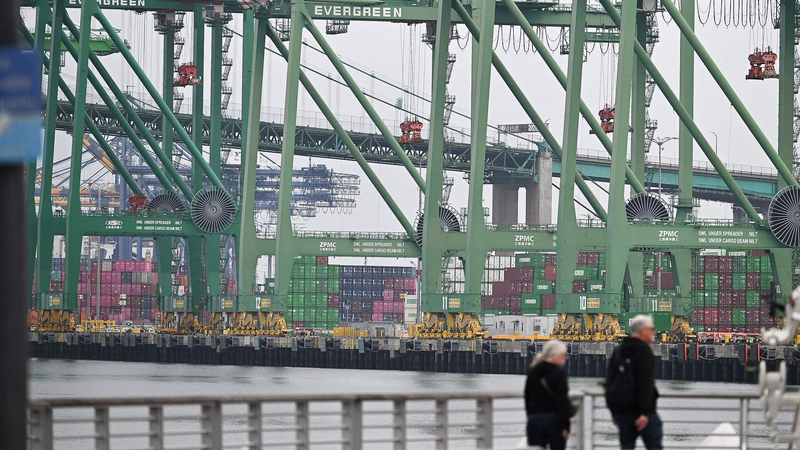 US Economy Slows in Q1 2025 Amid Import Surge and Inflation Pressures US_Economy_Slows_in_Q1_2025_Amid_Import_Surge_and_Inflation_Pressures