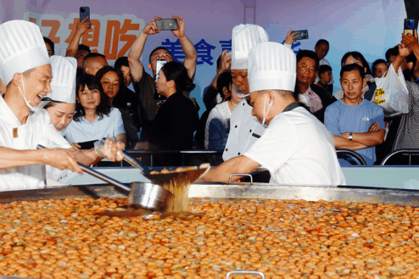 Yichang’s Epic Hot Pot Steams Up Hubei Food Fest Yichang_s_Epic_Hot_Pot_Steams_Up_Hubei_Food_Fest