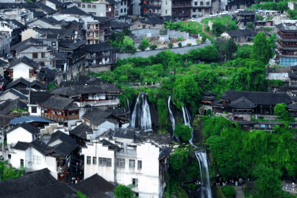 Cinematic Summer Escape in Furong Town’s Waterfall-Stilted Homes Cinematic Summer Escape in Furong Town’s Waterfall-Stilted Homes