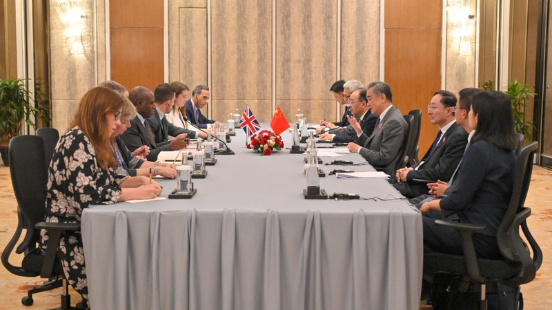 China_and_UK_FMs_Meet_in_Kuala_Lumpur_to_Reboot_Bilateral_Ties