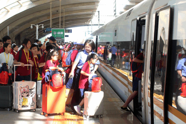 China’s Railways Set New Mid-Year Passenger Record China’s Railways Set New Mid-Year Passenger Record