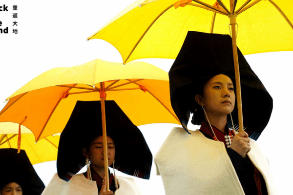Yi Women’s Sunlit March: Yellow Umbrellas in Butuo Yi Women’s Sunlit March: Yellow Umbrellas in Butuo