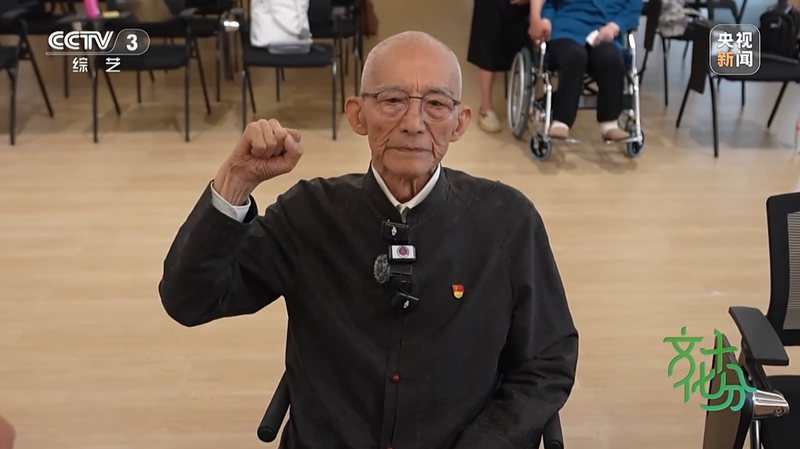 Xi_Jinping_Praises_92_Year_Old_Actor_You_Benchang_for_Joining_CPC