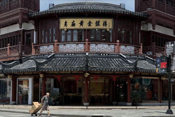Yuyuan Market: Ming-Era Garden Meets Shanghai’s Modern Bazaar Yuyuan Market: Ming-Era Garden Meets Shanghai’s Modern Bazaar