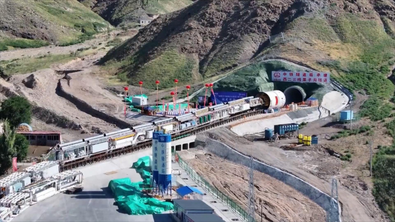 6km Tunnel Breakthrough in West-to-East Gas Pipeline in Xinjiang Uygur Autonomous Region 6km_Tunnel_Breakthrough_in_West_to_East_Gas_Pipeline_in_Xinjiang_Uygur_Autonomous_Region