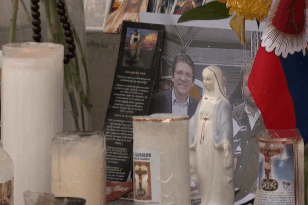 Colombians Mourn: Senator Miguel Uribe Turbay Dies After Campaign Rally Shooting Colombians_Mourn__Senator_Miguel_Uribe_Turbay_Dies_After_Campaign_Rally_Shooting video poster