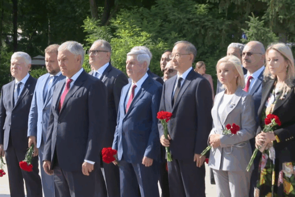 Duma Speaker Volodin Honors Soviet Martyrs in Changchun Duma_Speaker_Volodin_Honors_Soviet_Martyrs_in_Changchun video poster