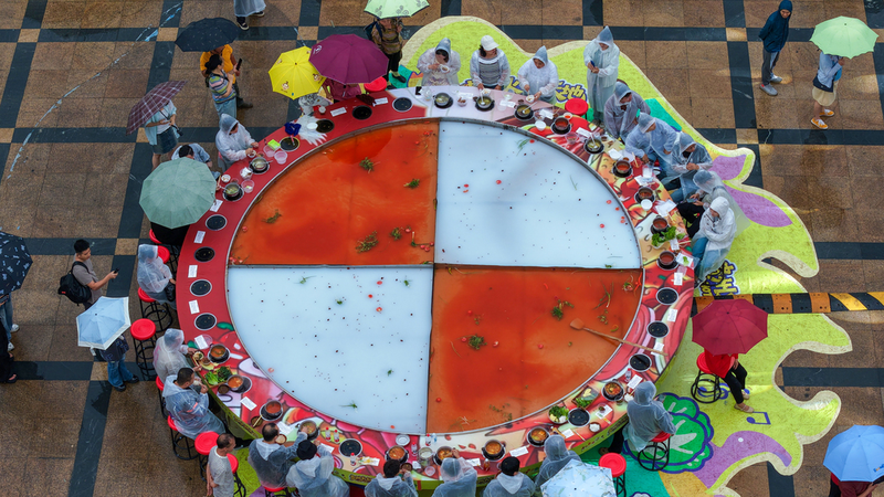 Giant Hot Pot Ignites Culinary Carnival in Guiyang Giant_Hot_Pot_Ignites_Culinary_Carnival_in_Guiyang