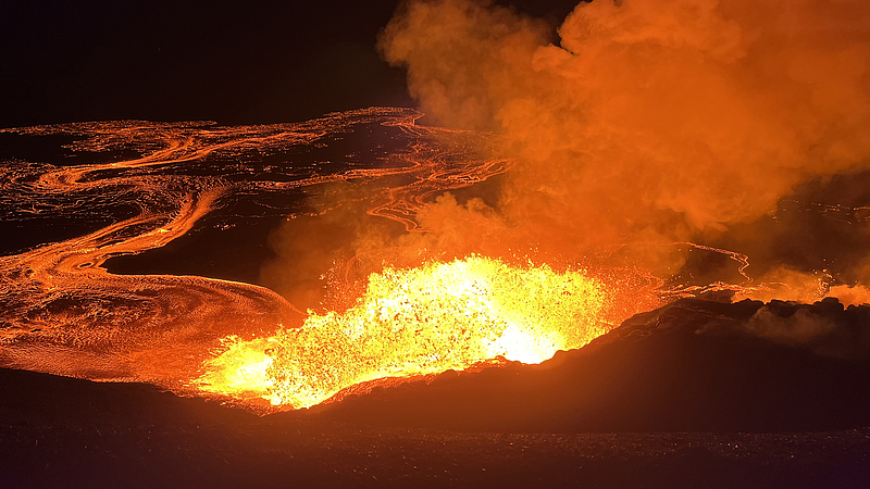 Mount_Kilauea_Spews_30m_Lava_Arc_in_Spectacular_Eruption video poster