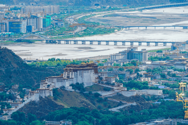 Potala Palace Through the Seasons: A 1,300-Year Journey at 3,700m Potala_Palace_Through_the_Seasons__A_1_300_Year_Journey_at_3_700m