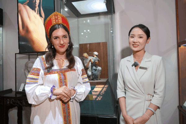 Russian Explorer Delves into Tianjin’s Clay Figure Zhang Gallery Russian_Explorer_Delves_into_Tianjin_s_Clay_Figure_Zhang_Gallery video poster