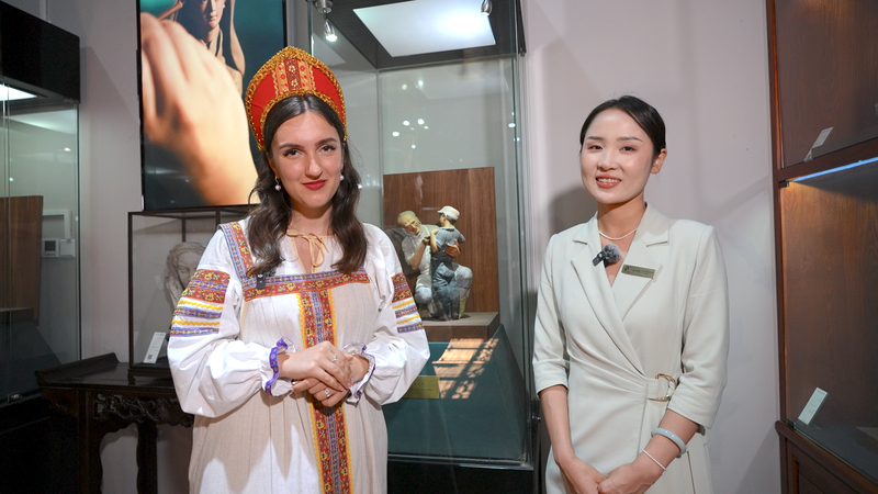 Russian_Explorer_Delves_into_Tianjin_s_Clay_Figure_Zhang_Gallery video poster