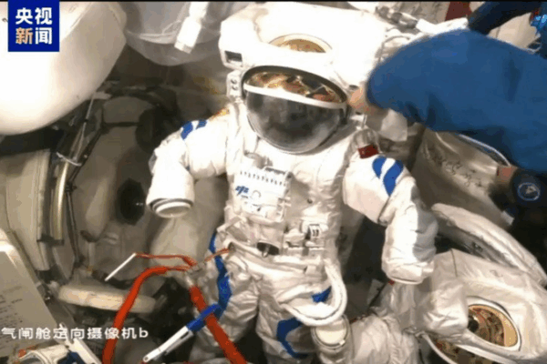 Shenzhou-20 Crew Unpacks New Spacewalk Suits, Advances Research Shenzhou_20_Crew_Unpacks_New_Spacewalk_Suits__Advances_Research