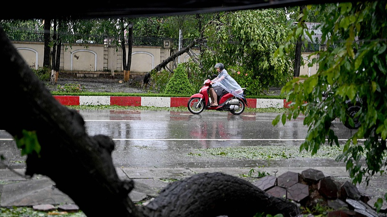 Typhoon_Kajiki_Strikes_Vietnam_Coast__Tens_of_Thousands_Evacuated video poster