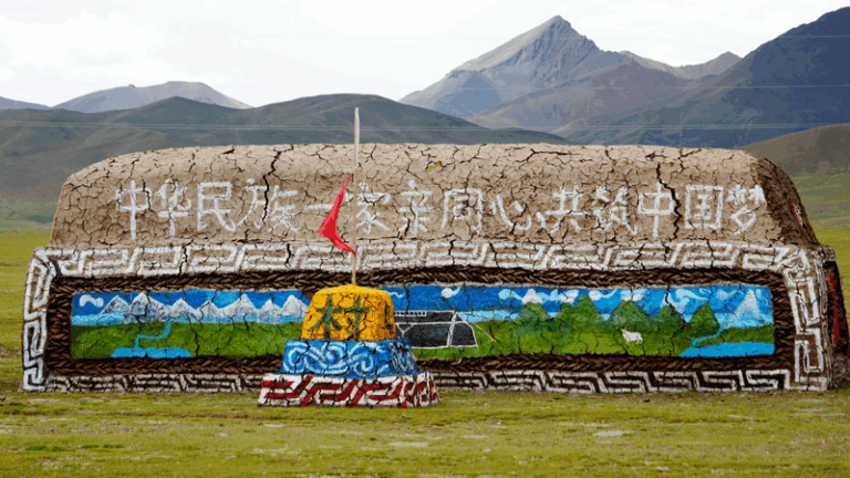 Nomads Turn Yak Dung into Art for Xizang’s 60th Anniversary