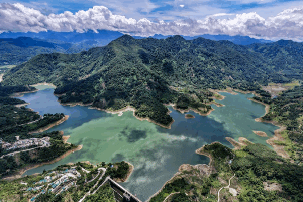 Hainanâs Wuzhishan Reservoir: A Summer Oasis of Crystal Waters and Lush Greenery Hainanâs Wuzhishan Reservoir: A Summer Oasis of Crystal Waters and Lush Greenery