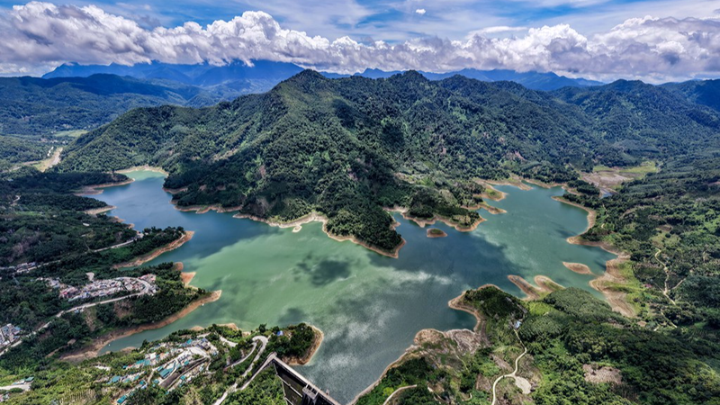 Hainan’s Wuzhishan Reservoir: A Summer Oasis of Crystal Waters and Lush Greenery