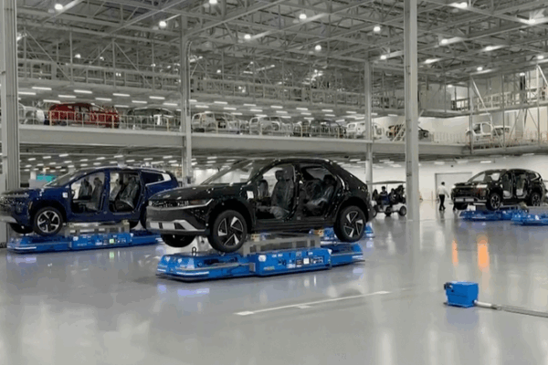 Hundreds Detained in Georgia Hyundai Battery Plant Raid Hundreds_Detained_in_Georgia_Hyundai_Battery_Plant_Raid