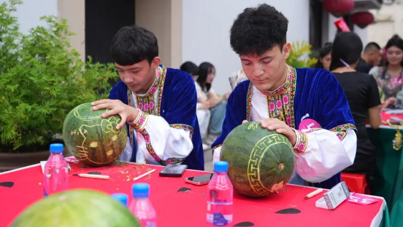 Pinghu’s Watermelon Lantern Festival Lights Up Zhejiang Pinghu_s_Watermelon_Lantern_Festival_Lights_Up_Zhejiang